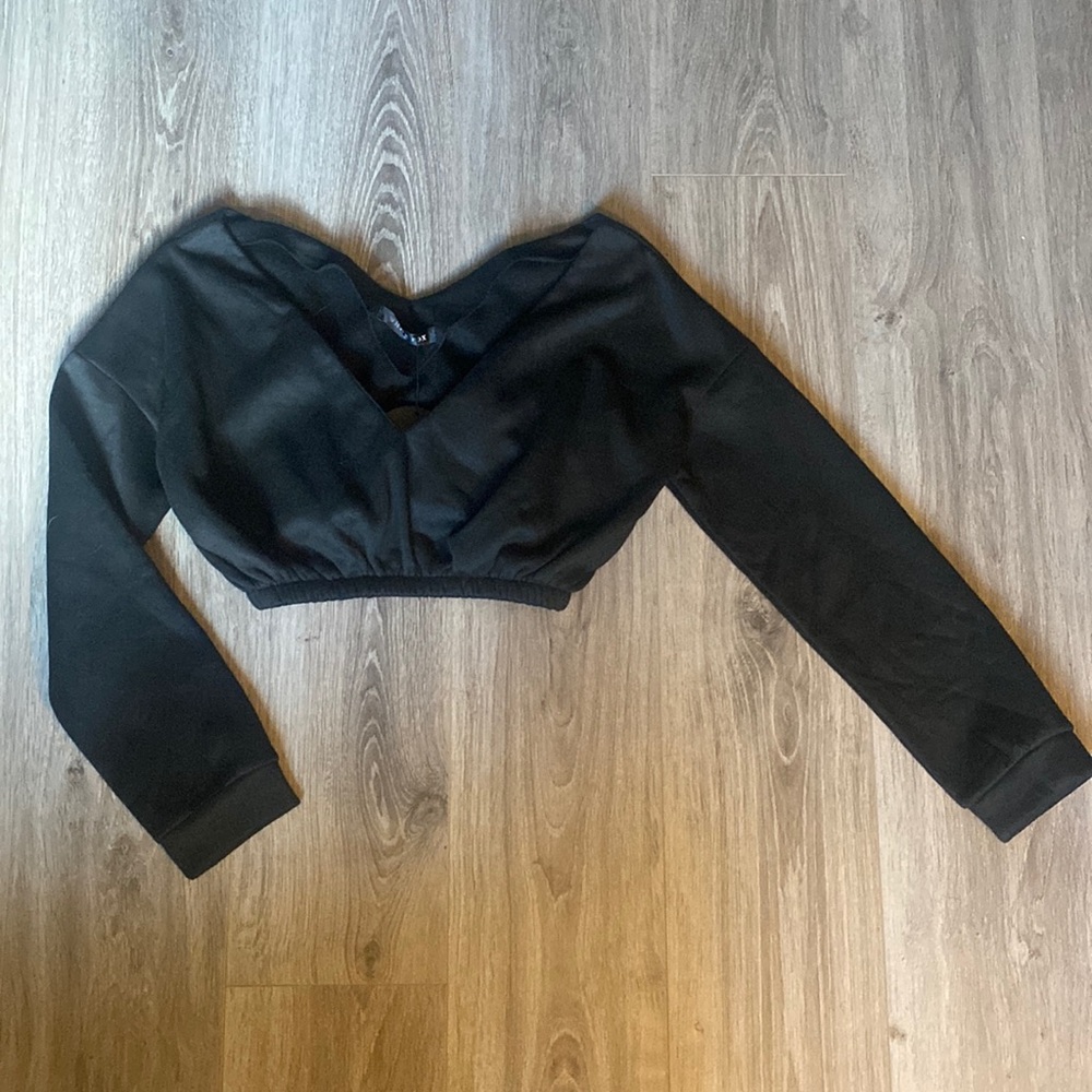 White Fox Boutique black cropped sweatshirt size medium